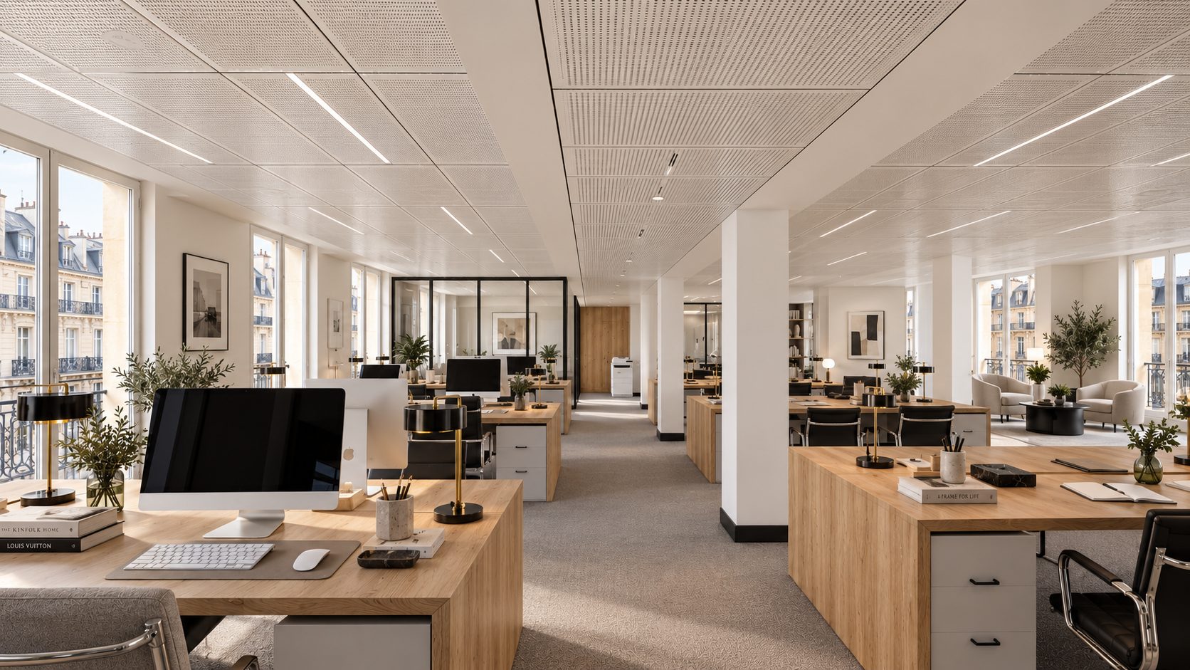 Plateau de bureaux livré, plafond acoustique et postes de travail